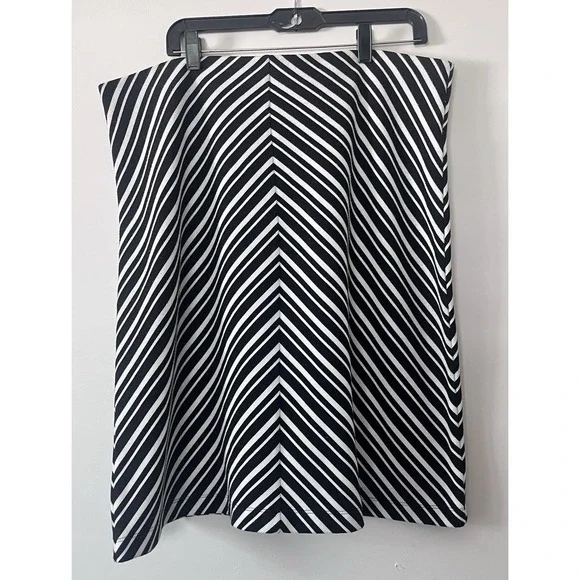 Wm's XL Black & White Chevron Swing Skirt | Classic Pull-On A-Line Work to Wear - Picture 2 of 3